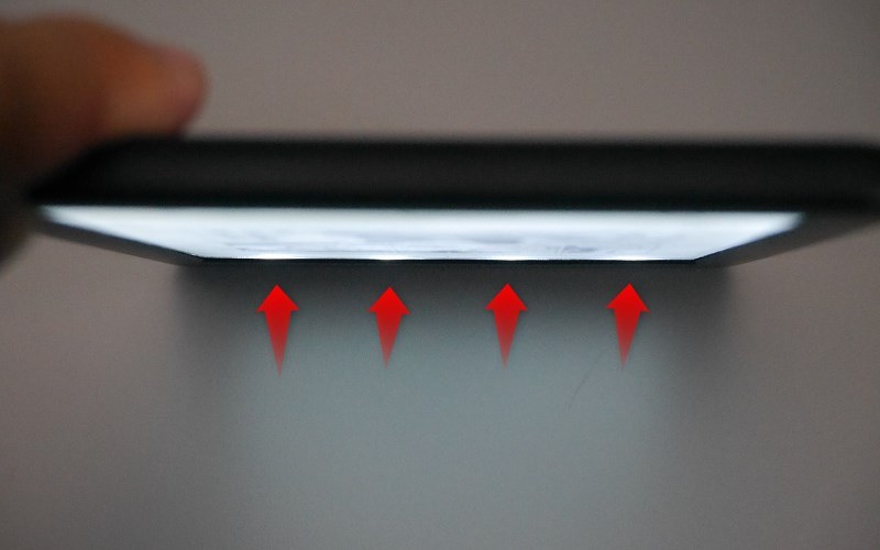 本製品を上方から見たところ。4個の光源があることがわかる