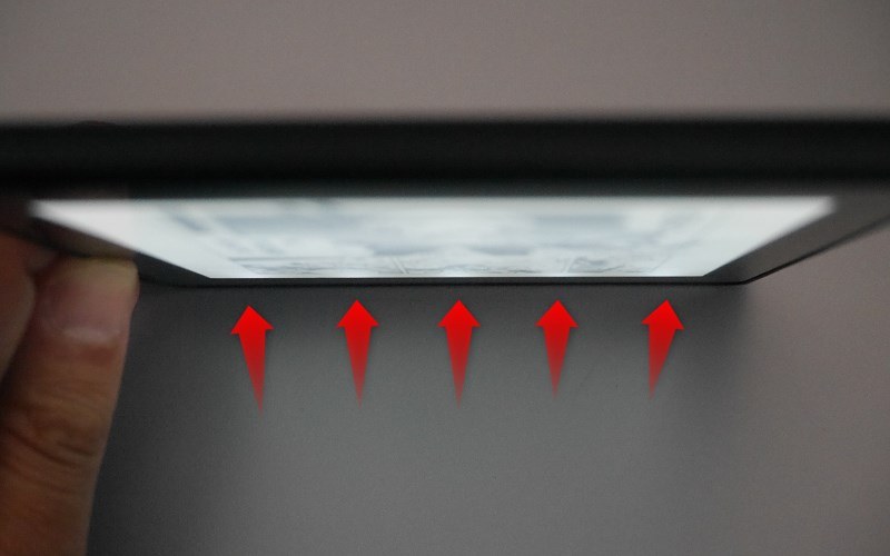 こちらはPaperwhite(第10世代)。5個の光源があることがわかる