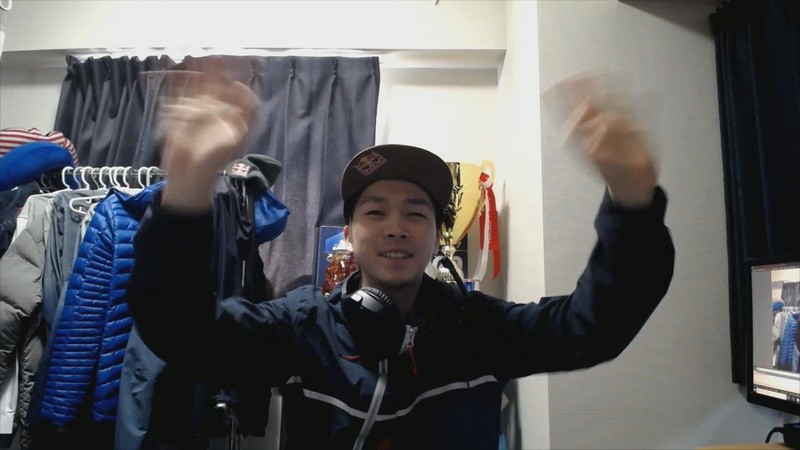 改造前のワイプをフル画面表示したところ。全体的にダイナミックレンジが低く、ノイジーで、顔は影で薄暗い。また、背後に生活感が出すぎている