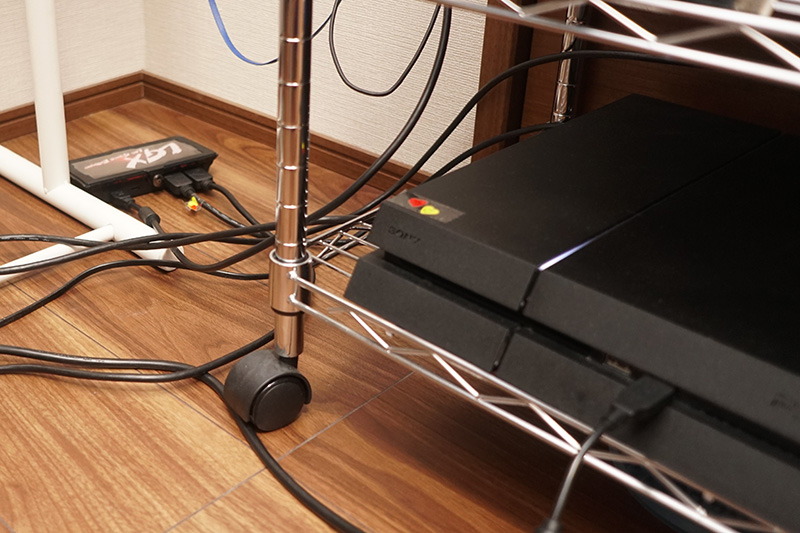 ゲームはPS4でプレイし、その映像をキャプチャユニット経由でPCに取り込んで配信している