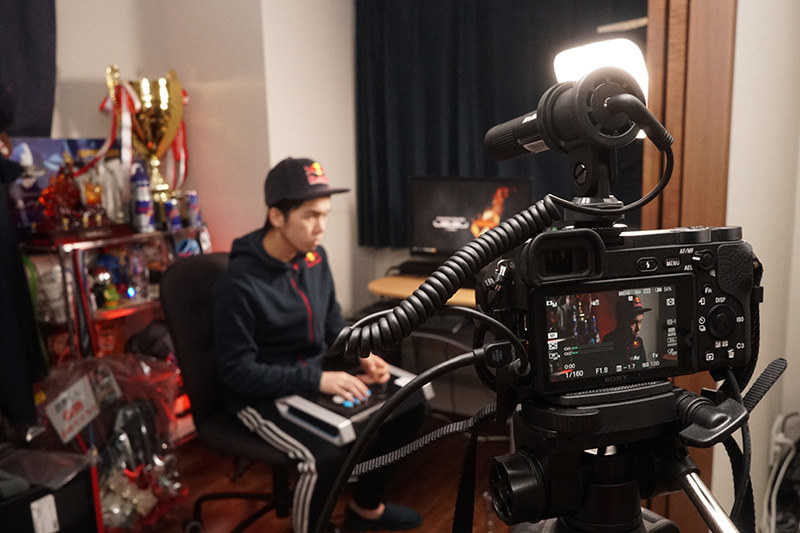 こんな感じでカメラに装着している