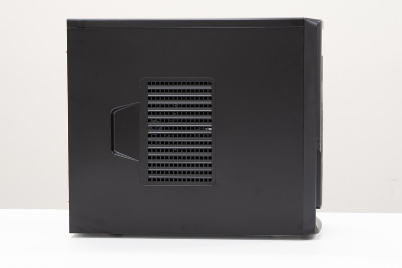 ケース前面にはメッシュパネルを備えて通気性を確保している