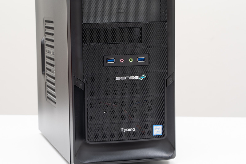 ケース前面にはメッシュパネルを備えて通気性を確保している