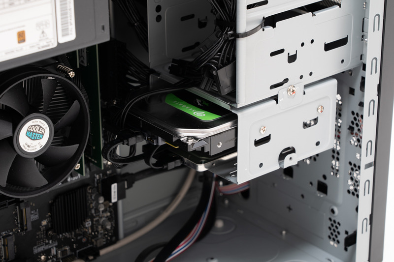 作業用にSSD、データ保存用にHDDといった具合に役割を持たせて運用できる