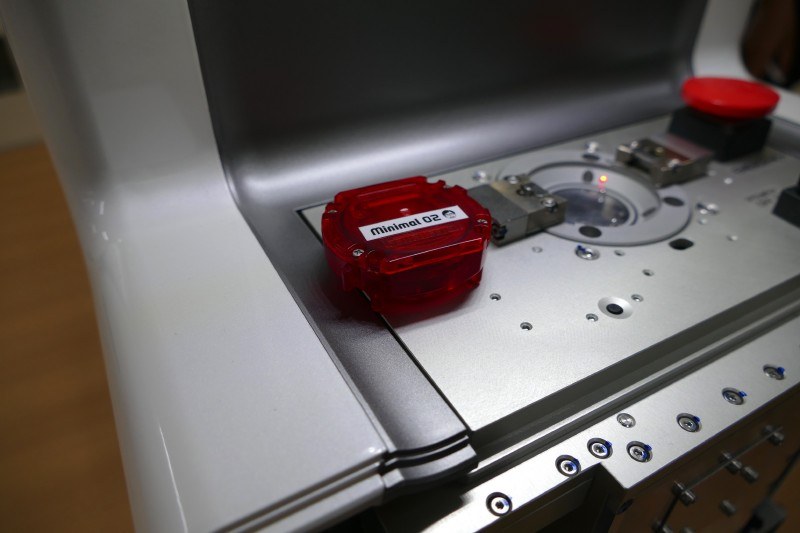 人はウェハの入った大きさ4cmの「ミニマルシャトル」を触るだけ。ここも将来は自動化する