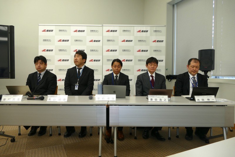 各チームの代表者。左から副研究センター長の谷川氏、オーミクス情報研究チーム長 光山統泰氏、オートメーション研究チーム長 堂前幸康氏、つながる生産システム研究チーム長 澤田浩之氏、つながる生産システム研究チーム長 上級主任研究員 池田伸一氏