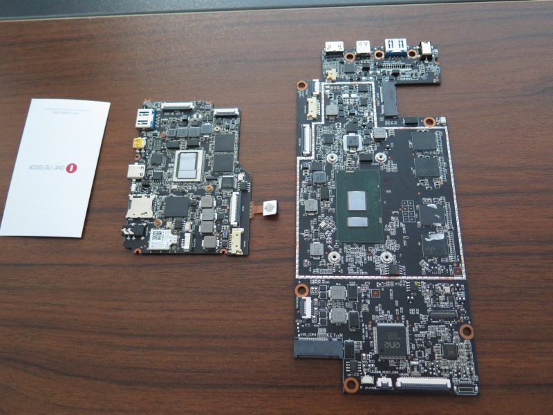 一般的なノートPCの基板(右)と、OneMix 2Sの基板。左は大きさ比較用の名刺