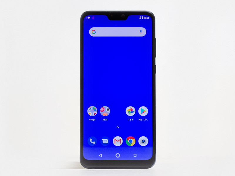 パネル中央上にノッチがあり、そこに前面カメラとLEDフラッシュ。ナビゲーションボタンはソフトウェア式