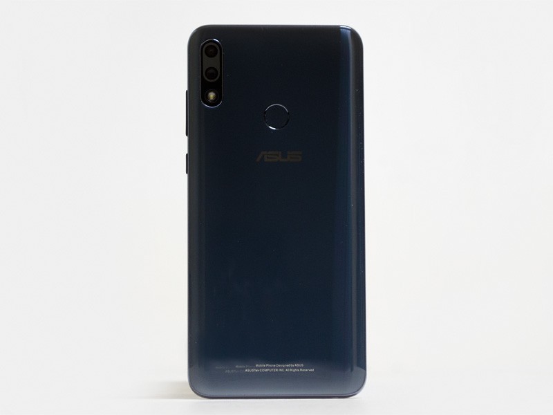 背面。左上に深度測定用500万画素/1,200万画素/LEDフラッシュ。中央少し上に指紋センサー