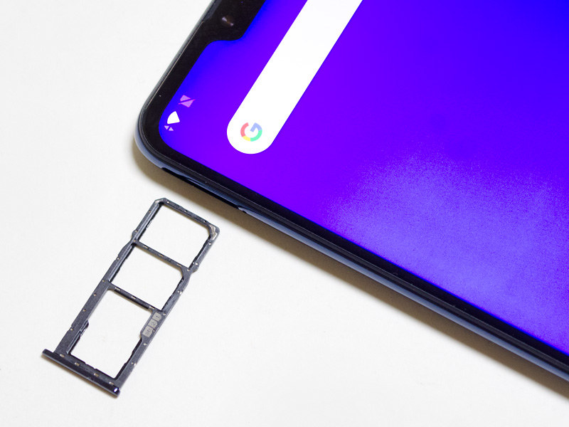 nanoSIMスロット付近。奥からSIM1/SIM2/microSD