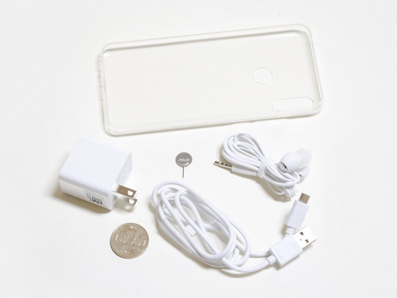 付属品。ケース、USB式ACアダプタ(サイズ約3.7×3.7×2.7cm、重量39g、出力5V2A)、イジェクトピン、イヤフォン、USBケーブル