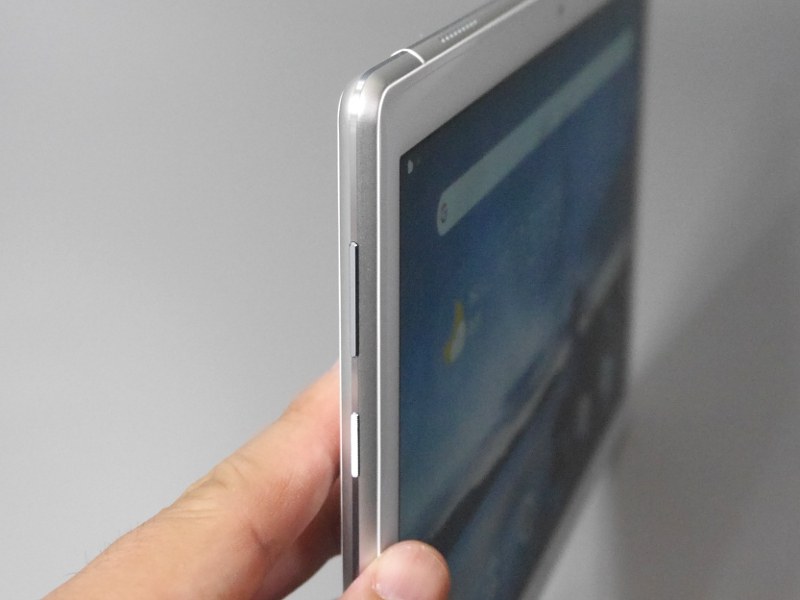 左側面。音量ボタンと電源ボタンを備える