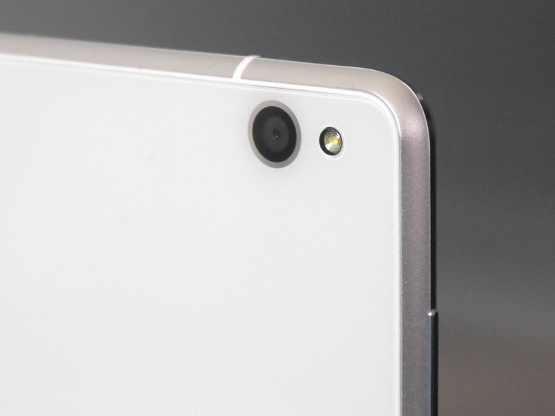 その背面。アウトカメラは突起のないタイプ