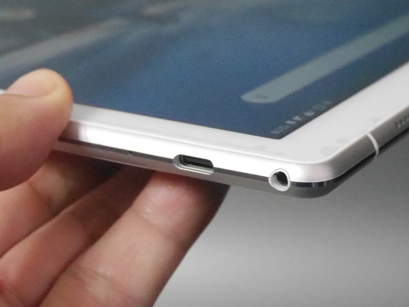 右側面。USB Type-Cポートとイヤフォンジャックを備える。見えにくいが親指の位置にはカードスロットもある