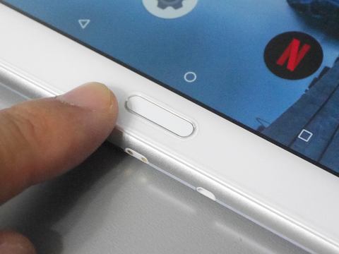 山口真弘の電子書籍タッチアンドトライ】約440g/厚さ7mmの軽量薄型10.1