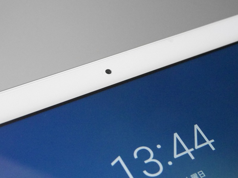 画面上部の前面カメラ。こちらもベゼル内に埋め込まれている