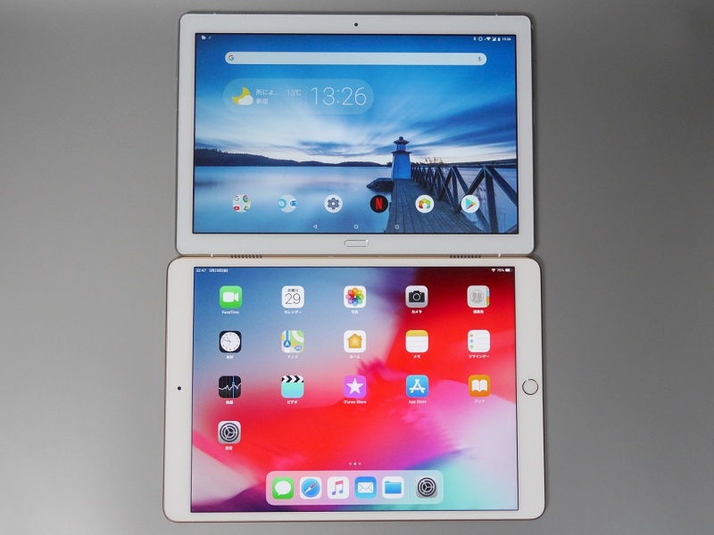 10.5型のiPad Air(第3世代、下)との比較。アスペクト比が異なるため、幅は本製品のほうが広いが、高さはiPad Airのほうが余裕がある