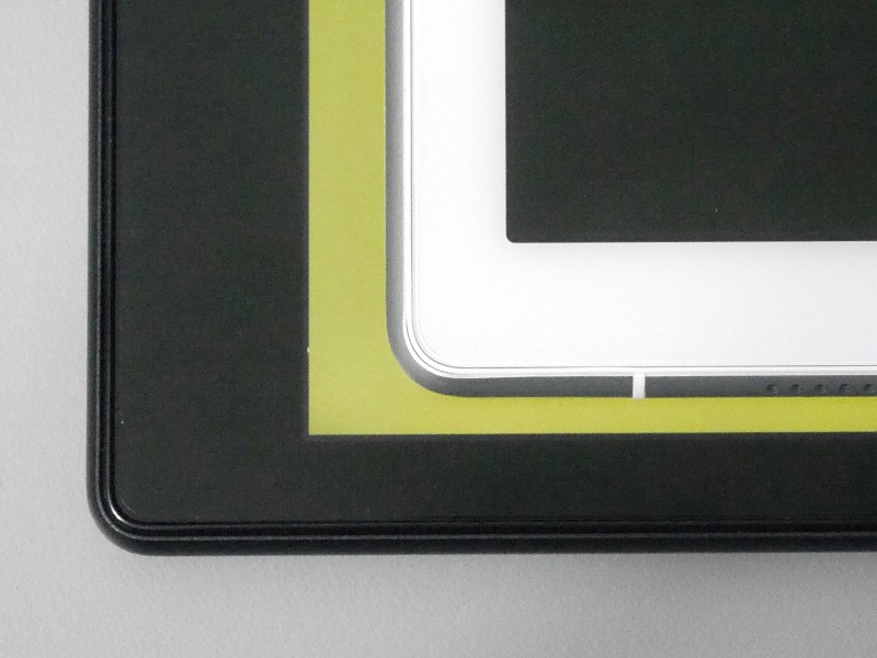 本体を横向きにした状態での、Fire HD 10(下)とのベゼルの厚みの比較。画面サイズはほぼ同じ両製品だが、本製品は横のベゼルがスリムゆえ、本体がコンパクトだ