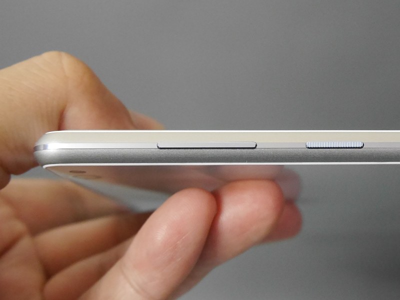 左側面のボタン。電源ボタン(右)は縦に細かいスリットが入っており、指先で音量ボタン(左)との違いを判別できるのは秀逸だ