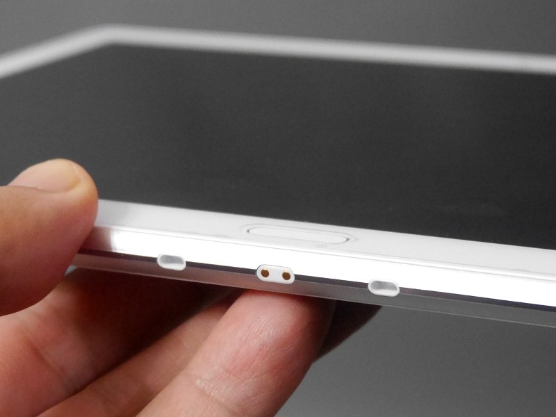 本製品下部にある謎の端子は、実はこのドック(Smart Dock)との接続のために用意されたものだ