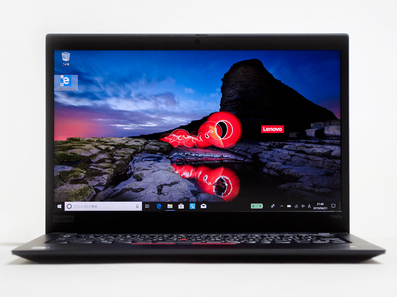 前面。パネル中央上にHD対応Webカメラ。ThinkShutter付。いわゆる狭額縁ではない