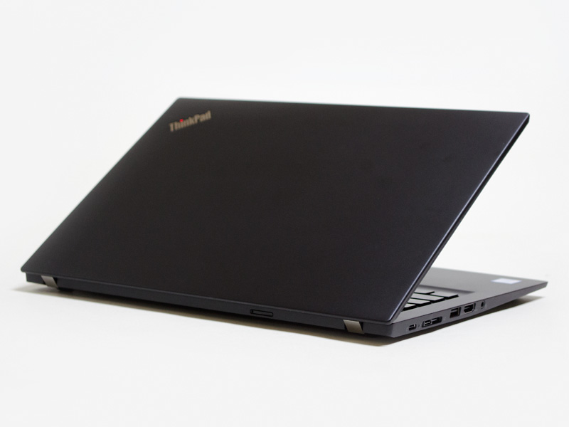 斜め後ろから。バッテリは内蔵で着脱できない。側面にmicroSDメディアカードリーダ