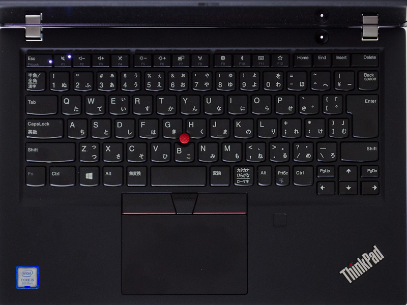キーボードはテンキーなしのアイソレーション式。TrackPoint/TrackPadなどいわゆるThinkPadキーボード。TrackPadの右上に指紋センサー。このモデルはキーボードバックライトなし