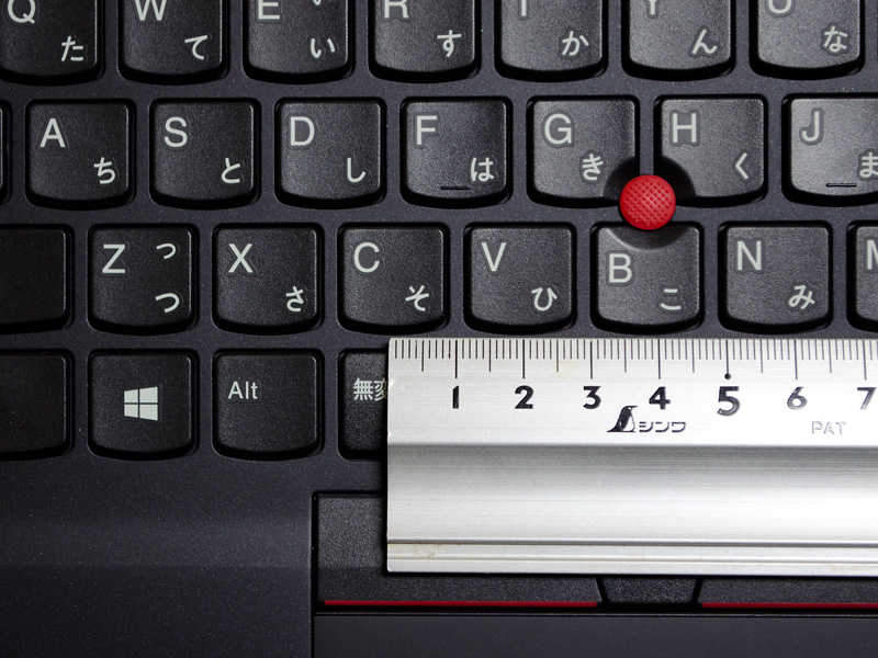 キーピッチは実測で約19mm。昔から安定したピッチや並び。打鍵感も良好