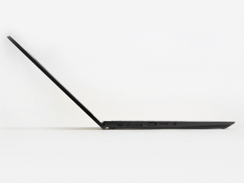 横から。それなりにスリムだが、USBやHDMIのコネクタから分かるように極限に薄いわけではない