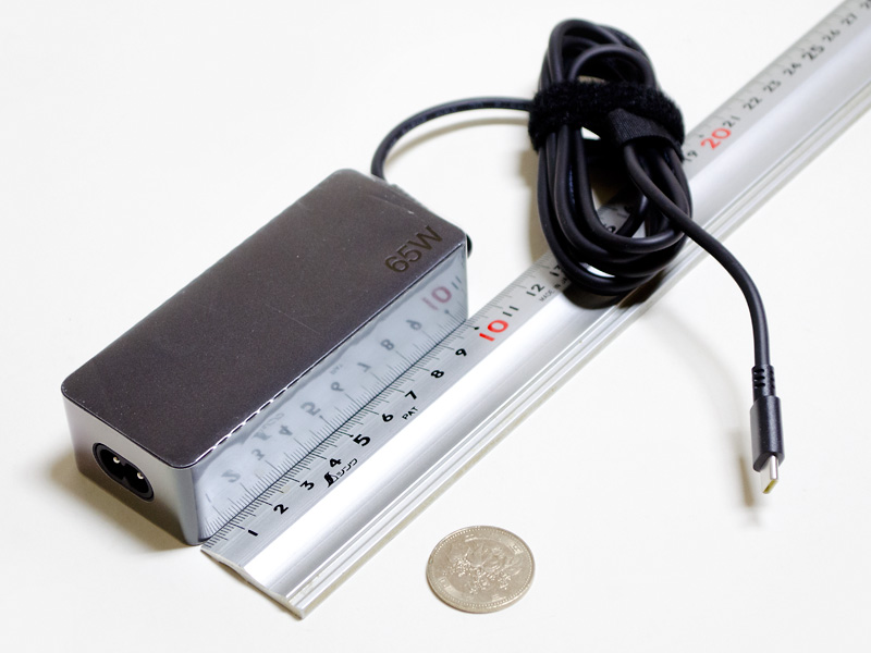 付属品。65W急速充電対応Type-C式ACアダプタ。サイズ約105×45×28mm(幅×奥行き×高さ)、重量227g、出力20V3.25A/15V3A/9V2A/5V2A
