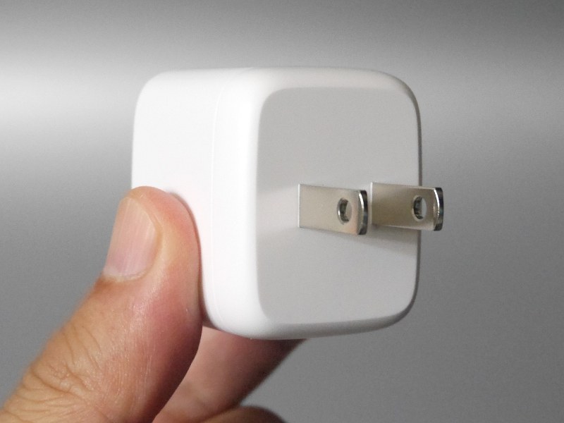 背面。プラグは折りたためない