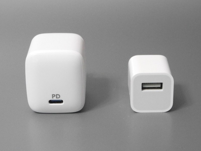 iPhone付属の5Wアダプタ(右)との比較。ふたまわりほど大きい