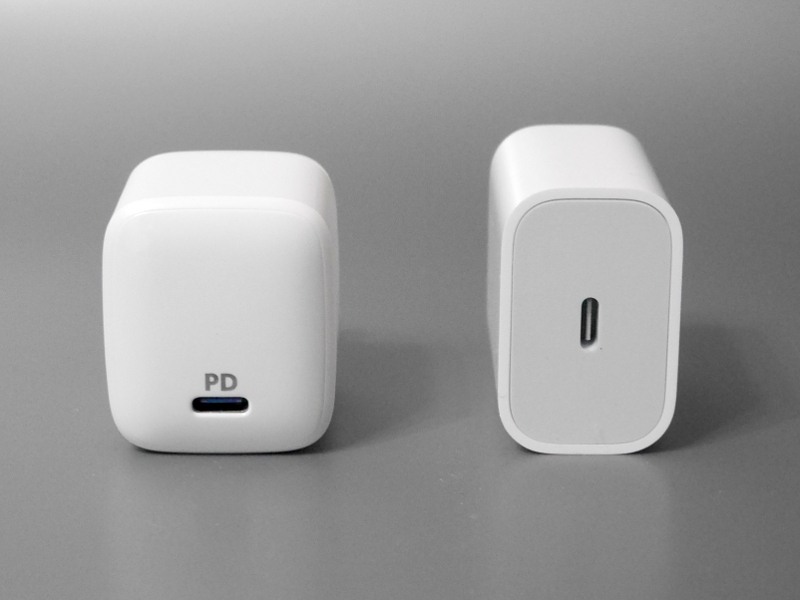 本製品(左)と、11インチiPad Pro付属のアダプタ(右)。サイズはほぼ同等だが、前者が最大30Wであるのに対し、後者は最大18Wである