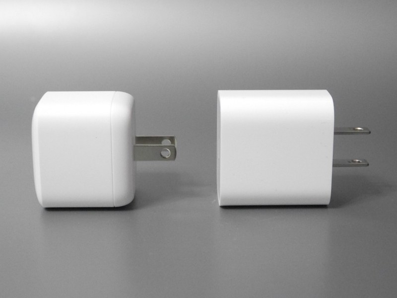 横から見たところ。奥行きについては本製品(左)のほうが明らかに短い