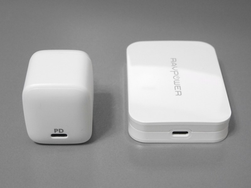 本製品と同じくガリウム採用のUSB PDアダプタとしてはRAVPowerの「RP-PC104」(右)があり、こちらは45W対応でプラグも折り畳めるが、左右プラグに干渉しがちなのがネックだ。実売価格も当初の5,000円～7,000円台へと突入しつつあるのが気になるところ(<a href="https://pc.watch.impress.co.jp/docs/news/1156719.html">RAVPower、窒化ガリウム採用で最薄クラスの45W USB ACアダプタ</a>参照)