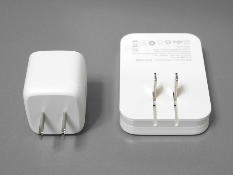 本製品と同じくガリウム採用のUSB PDアダプタとしてはRAVPowerの「RP-PC104」(右)があり、こちらは45W対応でプラグも折り畳めるが、左右プラグに干渉しがちなのがネックだ。実売価格も当初の5,000円～7,000円台へと突入しつつあるのが気になるところ(<a href="https://pc.watch.impress.co.jp/docs/news/1156719.html">RAVPower、窒化ガリウム採用で最薄クラスの45W USB ACアダプタ</a>参照)