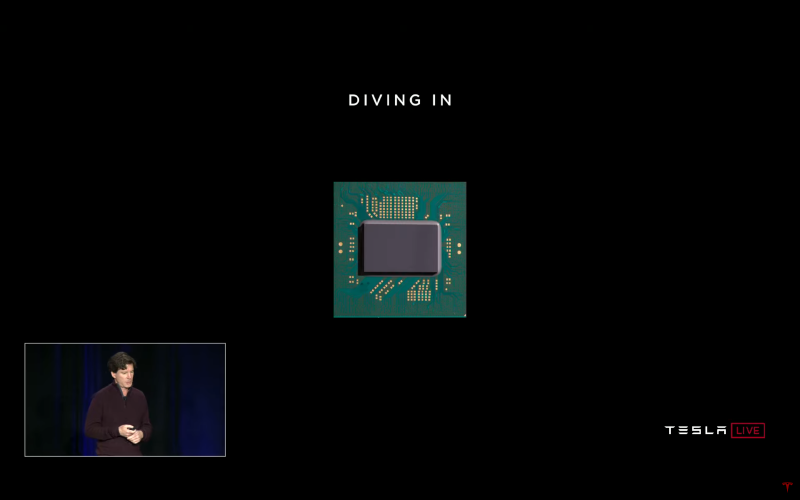 プロセッサのヒートスプレッダを除去したところ。ダイサイズは260平方mなので、ミドルレンジGPU程度の大きさだ