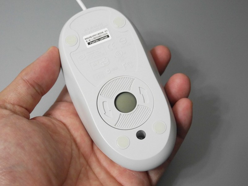 ボールマウス。底面のボールを転がしてカーソルを移動させる方式。昨年はボールマウスを知らない20代後半のユーザーを取り上げたツイートが話題になったりもした