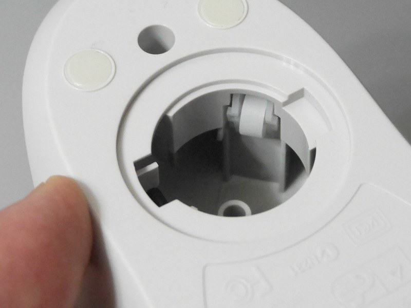 マウスボールを支えるローラー(白い部品)が見える。ゴミやホコリが絡みつくことが多く、定期的なメンテナンスを必要とした