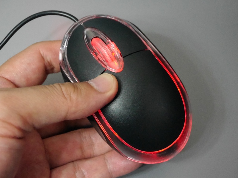 一方の光学式マウスは、いまや(質を問わなければ)ワンコインで手に入る。これはキャンドウで販売されている100円(税込108円)のUSBマウス。もちろんホイールも搭載している