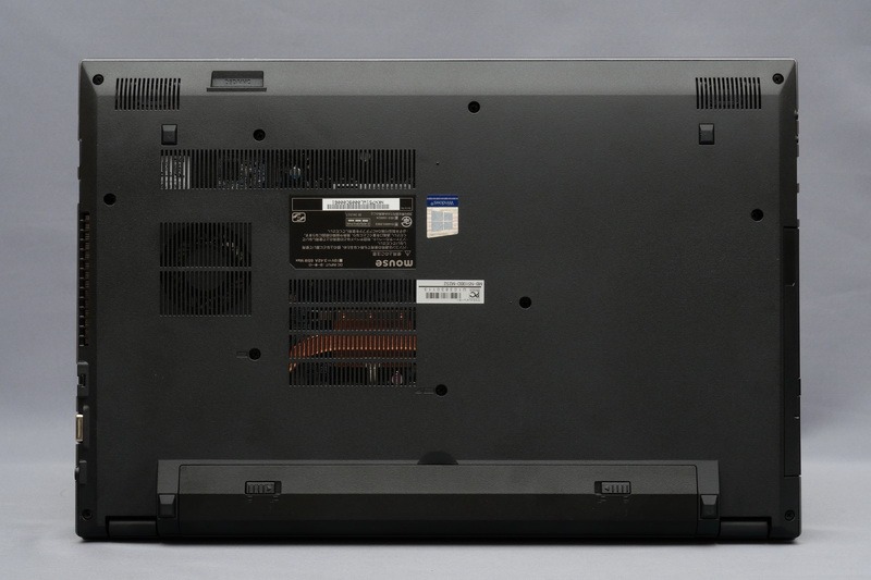 フットプリントは377×257mm(幅×奥行き)と、15.6型液晶搭載ノートPCとして標準的だ