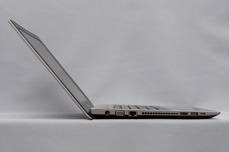 ディスプレイは130度ほどまで開く。できればもう少し奥まで開いてほしいところだ