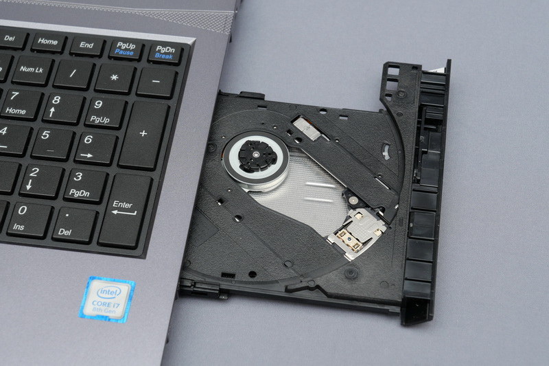 右側面にDVDスーパーマルチドライブを搭載。BTOでBDドライブを選択することも可能だ