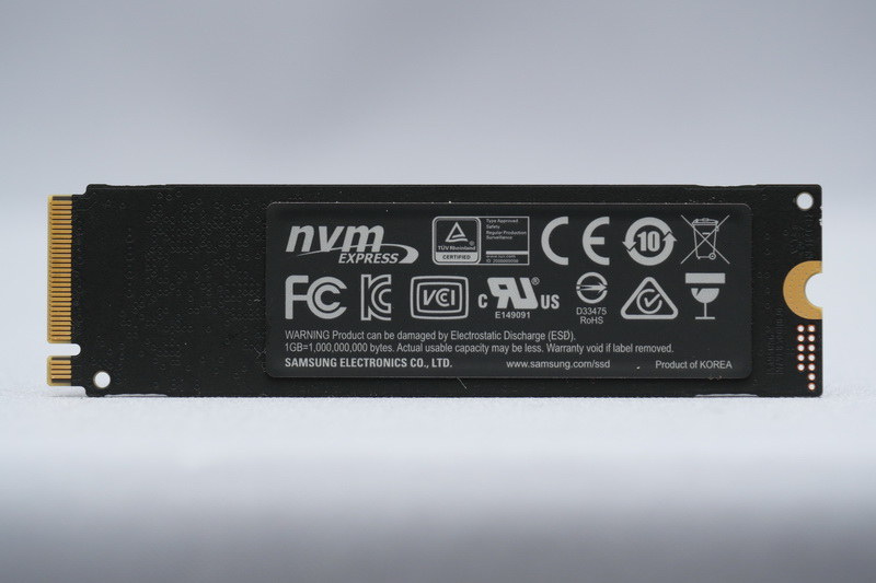 基板裏面。こちらにはチップ類は一切搭載していない