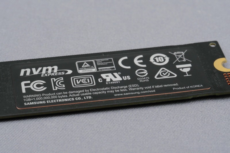 既発売モデル同様、裏面には熱伝導性に優れる銅箔を積層したラベルが貼られている