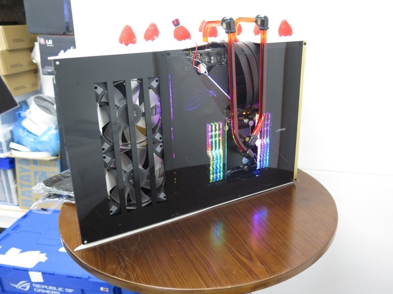 右側面にRyzen Threadripperを搭載したマザーボード