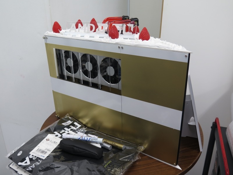 左側面にRadeon VIIビデオカードを搭載