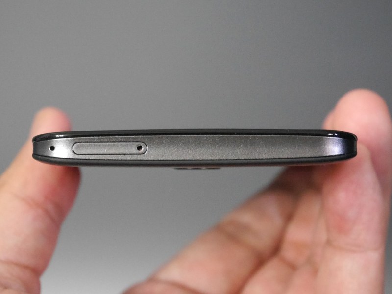 上面。SIMカードスロット(Nano SIM)がある。メモリカードスロットは備えない