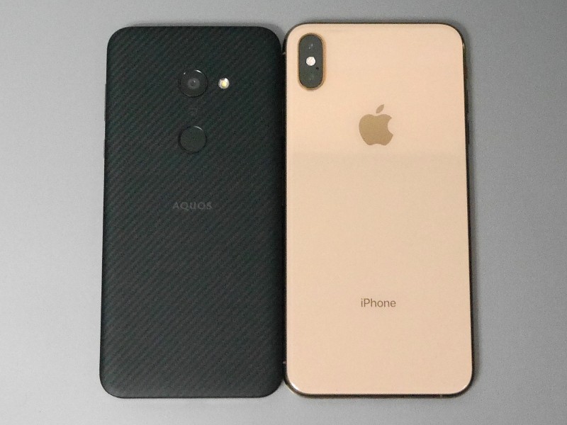 背面。カメラの配置や質感などかなり違いがある。なお無接点充電には対応しない