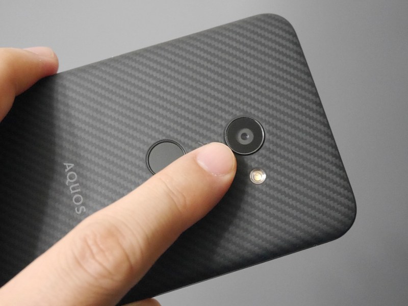 カメラと指紋認証センサーはおうとつの違いはあるとはいえ、間が実測で12mmしか離れておらず、指紋認証を行なおうとしてレンズに直にふれてしまいがちだ